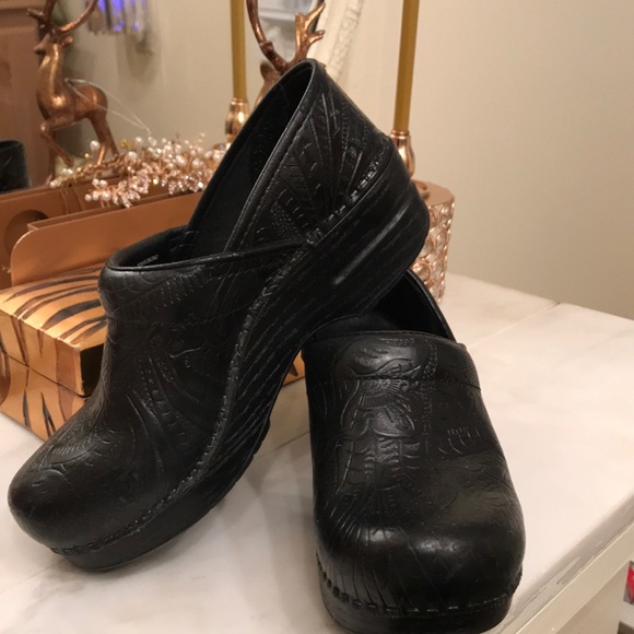 Dansko ladies shoe. Like new. Sz. 37 - Picture 1 of 3